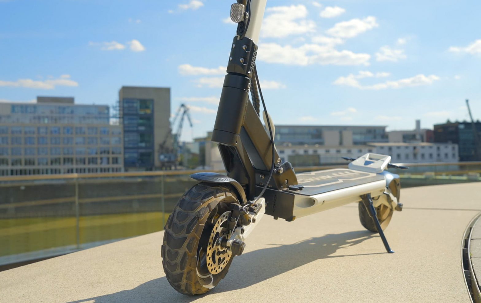 IO Hawk Collide: E-Scooter mit speziellem Faltmechanismus startet ab 1.099 Euro