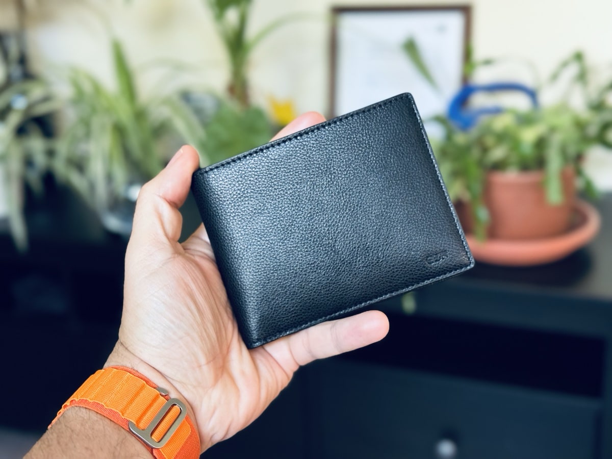 angeschaut:-geldborse-von-esr-mit-integriertem-wo-ist?-von-apple