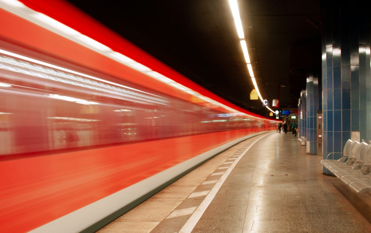 Studie: 9-Euro-Ticket senkt den Autoverkehr wenig und erhöht Zugverspätungen deutlich