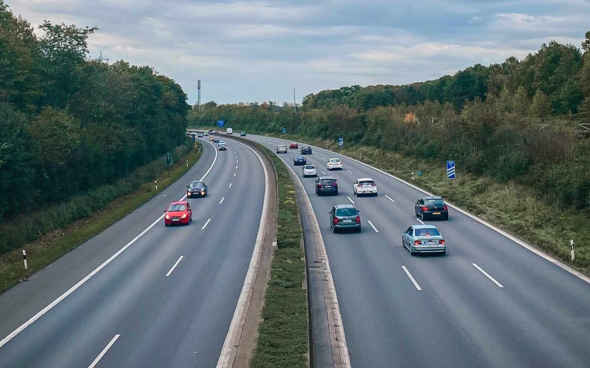 neuzulassungen-februar-2026:-e-autos-legen-zu,-vw-bleibt-marktfuhrer