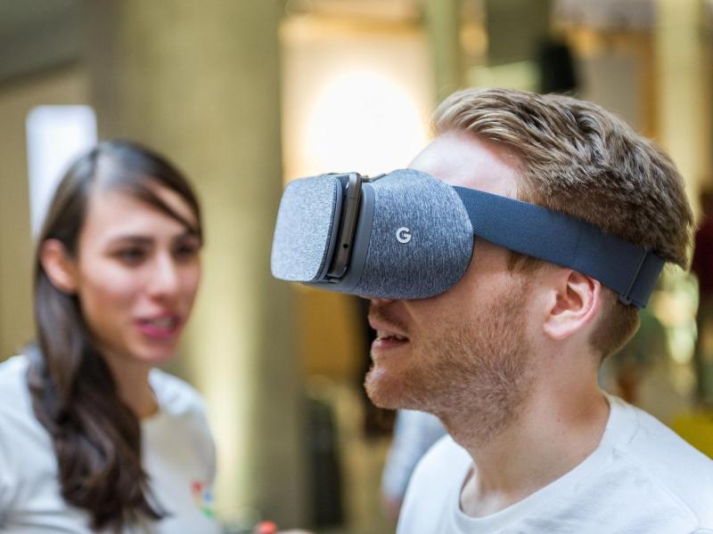 Mit Daydream View bringt Google eine neue Smartphone-Brille für Anwendungen in der virtuellen Realität. Das Gerät kostet inklusive Controller rund 70 Euro. Foto: Google/Markus Mielek