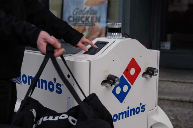 Lieferroboter des Berliner Startups Teraki fahren für Domino’s Pizza aus