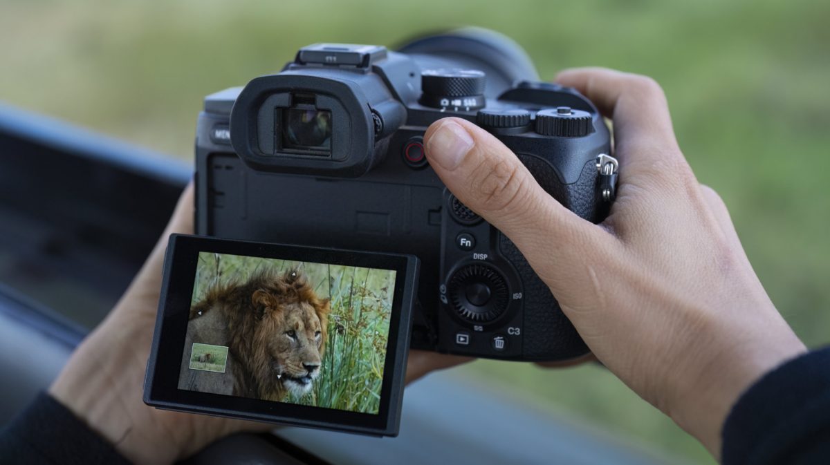 sony-rx10-v:-neue-all-in-one-superzoom-kamera-mit-integriertem-zeiss-objektiv