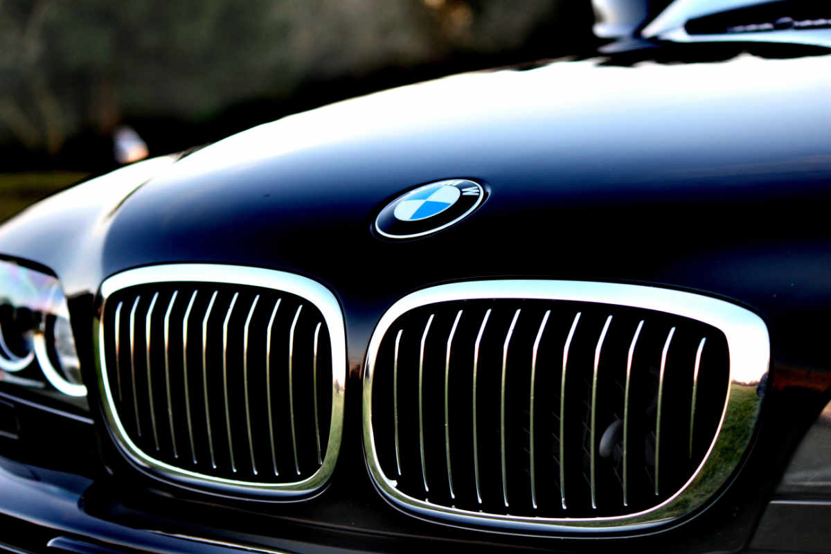 auch-bmw-zieht-die-notbremse:-8.000-stellen-fallen-weltweit-weg
